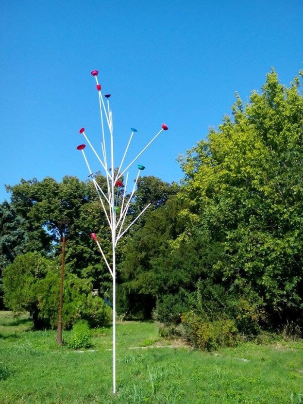 Cristian Răduţă’s intervention in the shape of a tree decorated with colored plastic plates and located in the garden of the mansion. Photo credit Ştefan Radu Creţu. Courtesy the artist and Joana Grevers Foundation